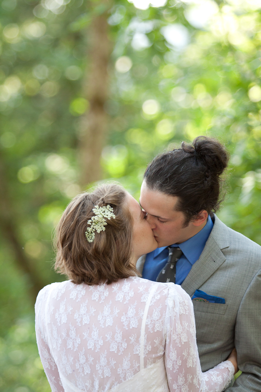 wedding_first_look_in_the_woods_oregon