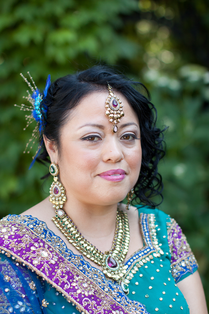 bride-with-tikka-gold-necklace-teal-sari