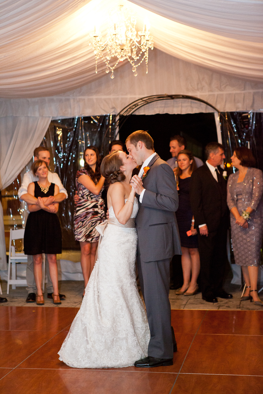 snoqualmie-falls-wedding-first-dance